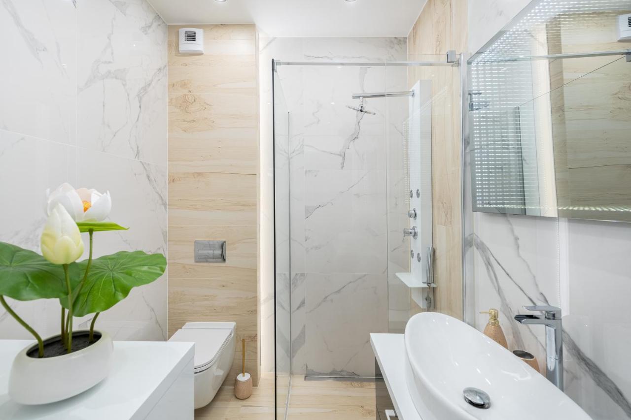 New Apartment, Private Patio クラクフ エクステリア 写真